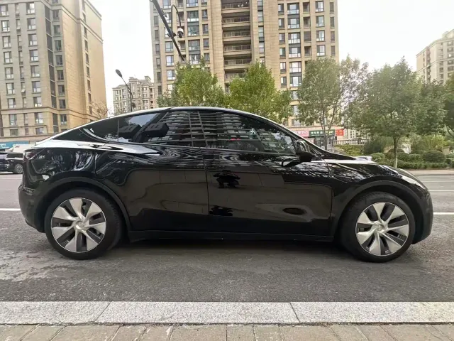Tesla Model Y — Фото автомобиля 8