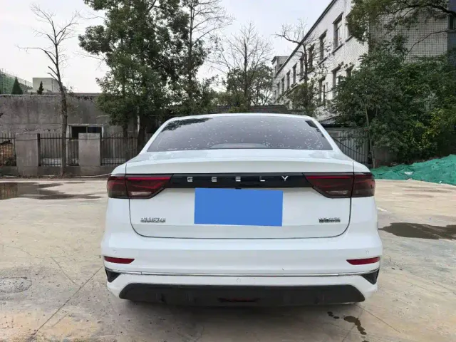 Geely Emgrand — Фото автомобиля 8