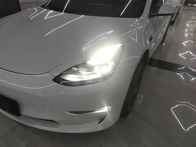 Tesla Model 3 — Фото автомобиля 23