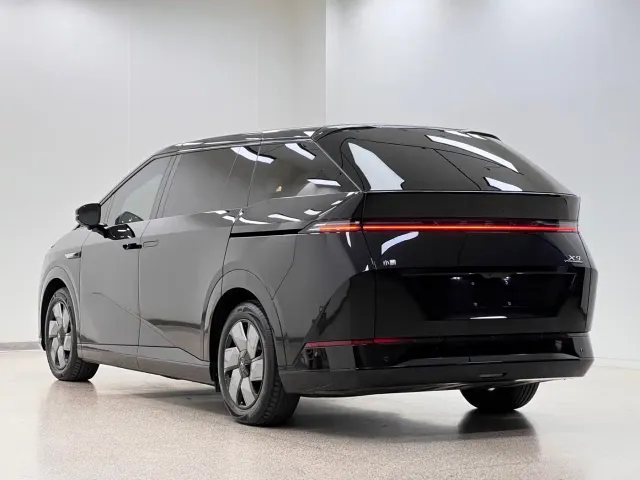 Xpeng X9 — Фото автомобиля 4