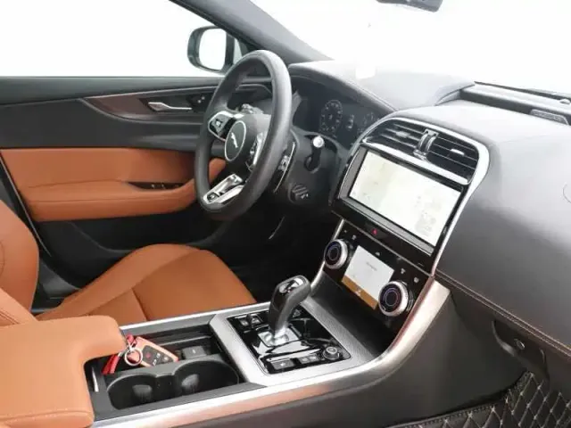 Jaguar XEL — Фото автомобиля 6