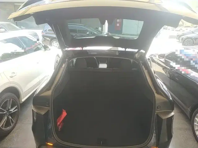 Tesla Model Y — Фото автомобиля 18