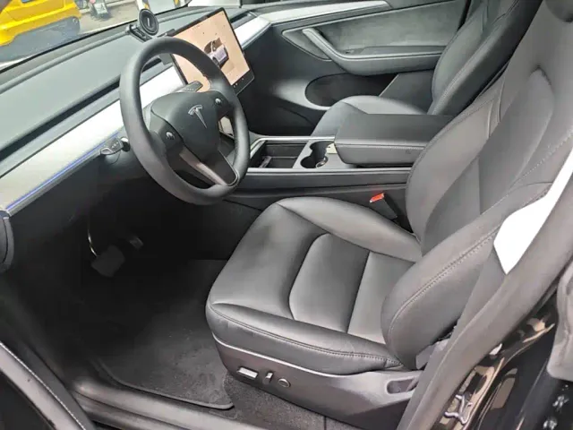 Tesla Model Y — Фото автомобиля 14