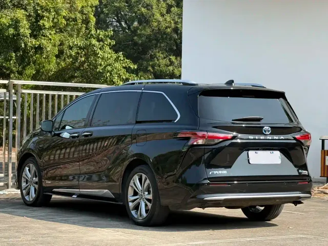 Toyota Sienna — Фото автомобиля 21