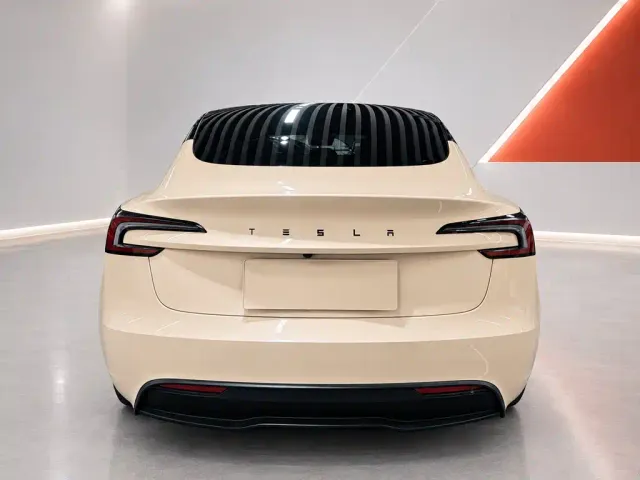 Tesla Model 3 — Фото автомобиля 5