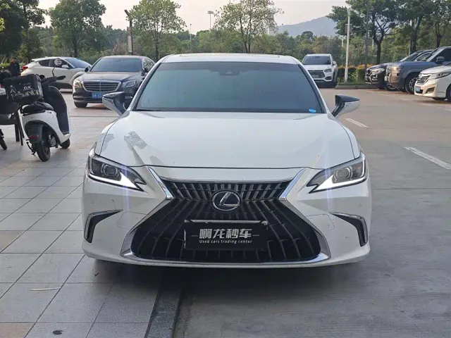 Lexus ES — Фото автомобиля 2