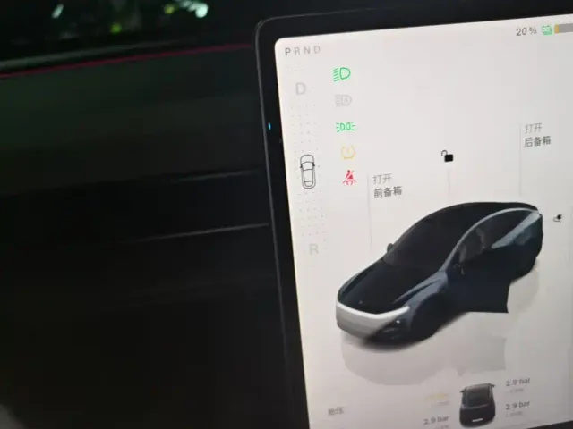 Tesla Model Y — Фото автомобиля 13