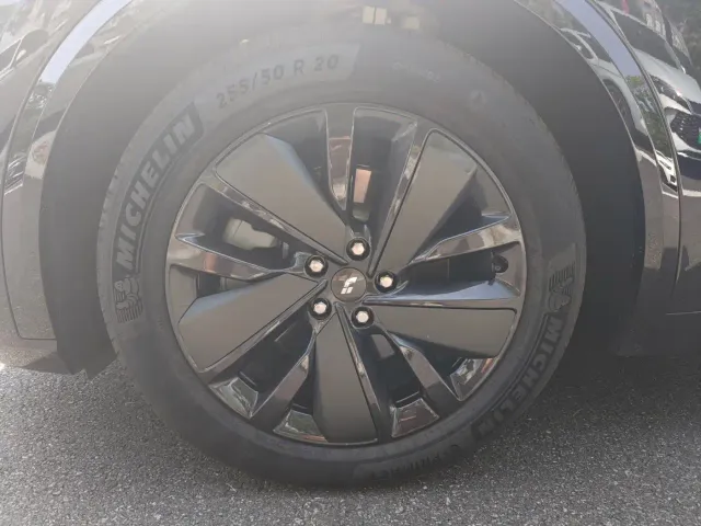 Li Auto L8 — Фото автомобиля 16