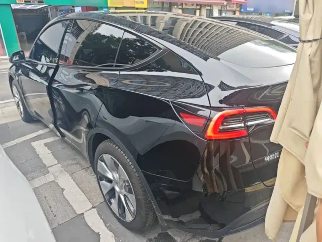 Tesla Model Y — Фото автомобиля 4