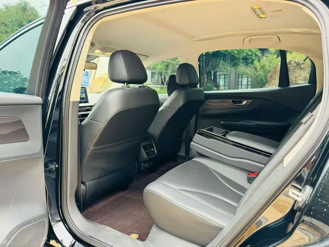 Hongqi E-QM5 — Фото автомобиля 6
