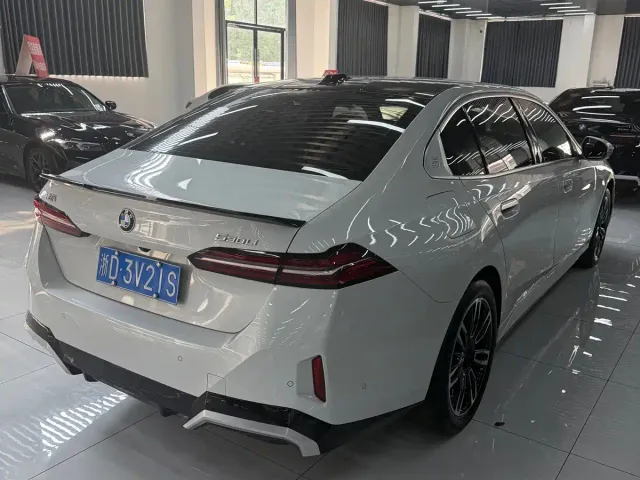 BMW 5 Series — Фото автомобиля 11