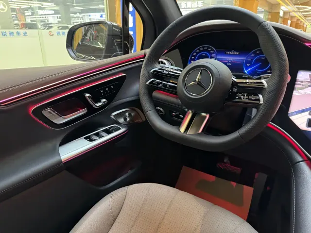 Mercedes-Benz EQE SUV — Фото автомобиля 15
