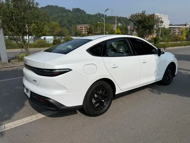 BYD Seal 05 DM-i — Фото автомобиля 10