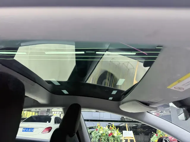 Tesla Model 3 — Фото автомобиля 9
