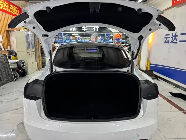 Tesla Model 3 — Фото автомобиля 10