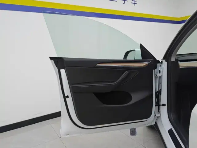Tesla Model Y — Фото автомобиля 7