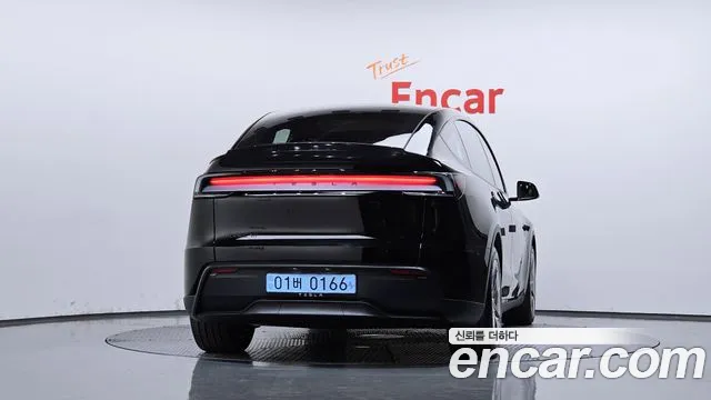 Tesla Model Y — Фото автомобиля 4