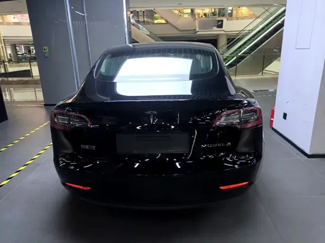Tesla Model 3 — Фото автомобиля 5