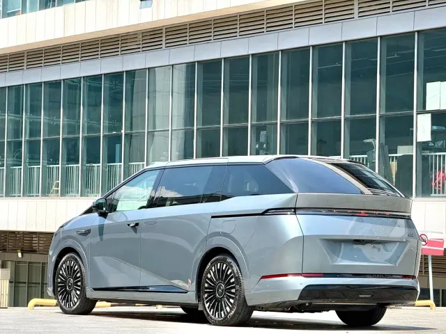 Xpeng X9 — Фото автомобиля 18