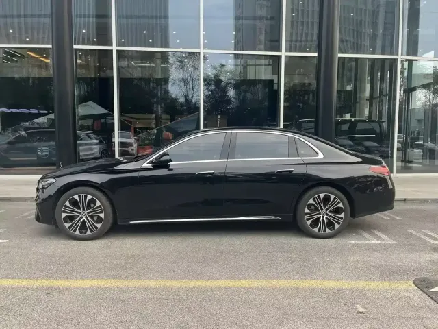 Mercedes-Benz E-Class — Фото автомобиля 2