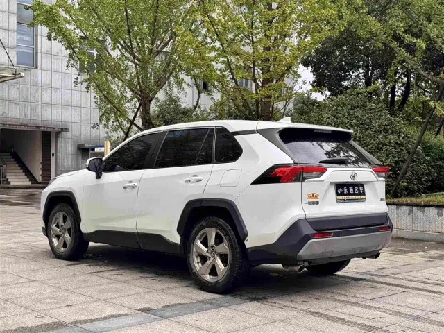 Toyota RAV4 — Фото автомобиля 12