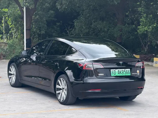 Tesla Model 3 — Фото автомобиля 15
