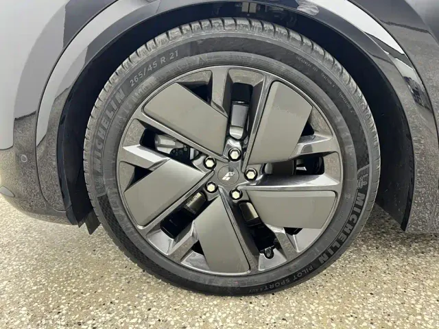 Li Auto L7 — Фото автомобиля 15