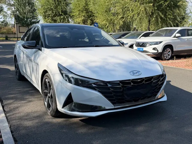 Hyundai Elantra 2022 1.5L CVT LUX Premium Edition — Фото автомобиля 3