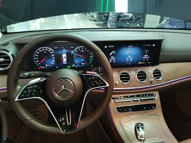 Mercedes-Benz E-Class — Фото автомобиля 12