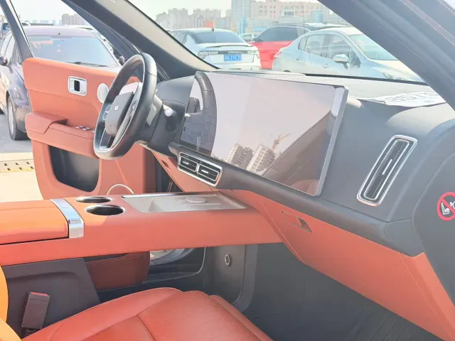 Li Auto L8 — Фото автомобиля 7
