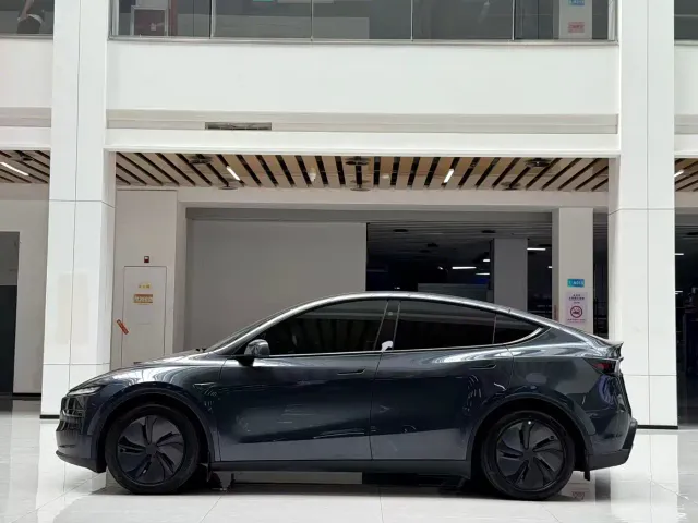 Tesla Model Y — Фото автомобиля 8