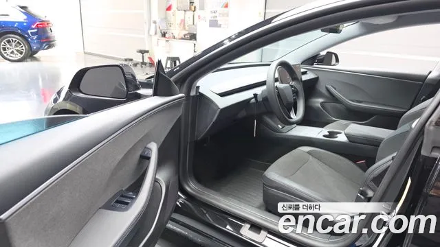 Tesla Model 3 — Фото автомобиля 10