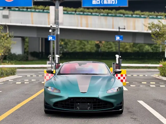 Фотография автомобиля — Aston Martin V8 Vantage