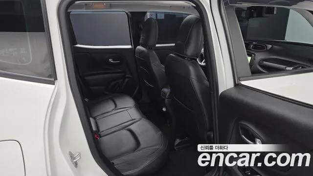 Jeep Renegade — Фото автомобиля 17
