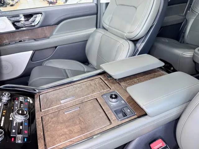 Lincoln Navigator — Фото автомобиля 7