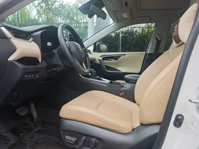 Toyota RAV4 — Фото автомобиля 8