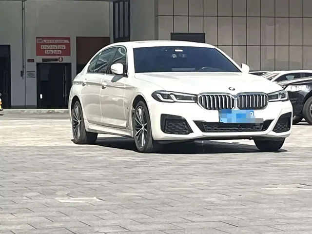 BMW 5 Series — Фото автомобиля 3