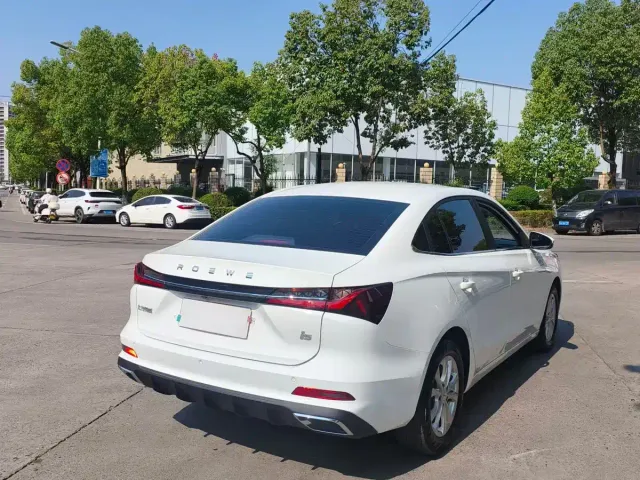 Roewe i5 — Фото автомобиля 9