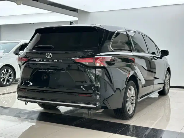 Toyota Sienna — Фото автомобиля 11