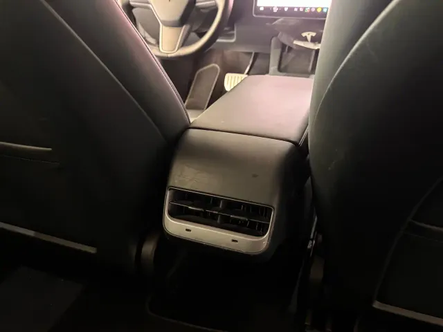 Tesla Model 3 — Фото автомобиля 16