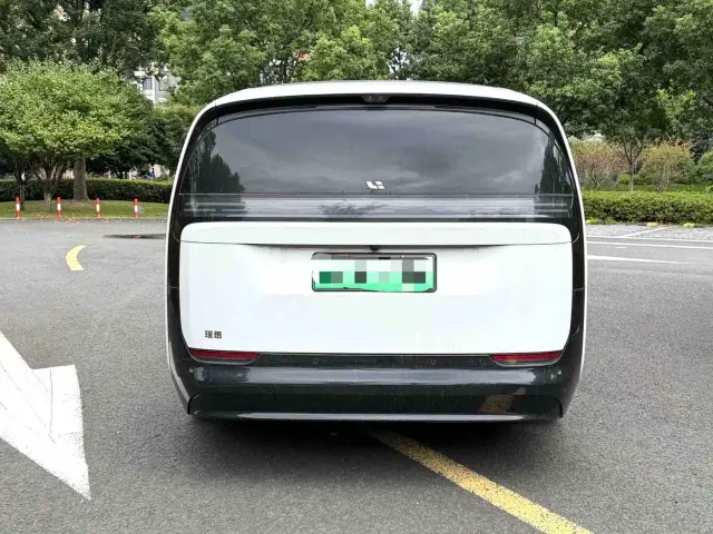 Li Auto MEGA — Фото автомобиля 12