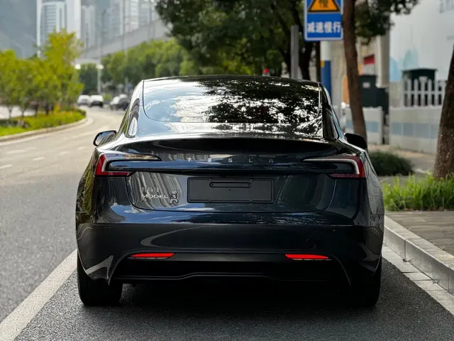 Tesla Model 3 — Фото автомобиля 3