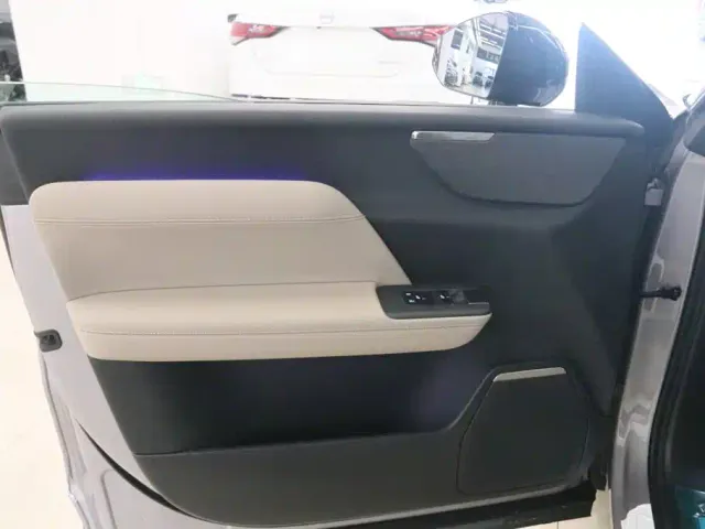 Volvo XC70 Plug-in Hybrid — Фото автомобиля 19