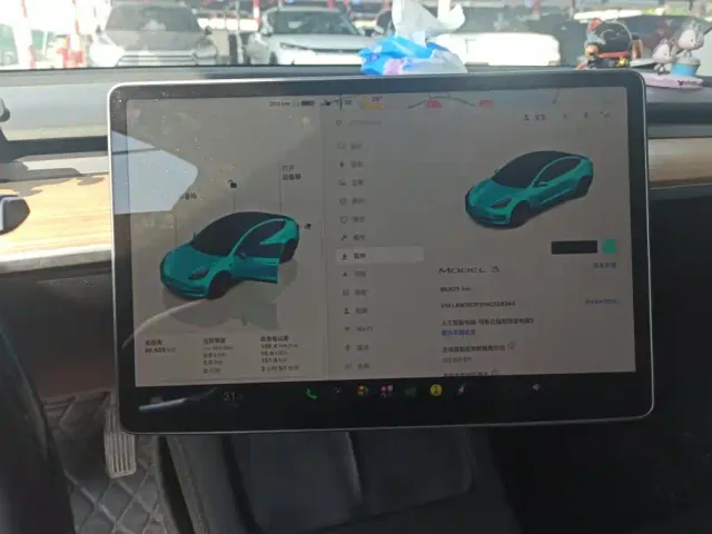 Tesla Model 3 — Фото автомобиля 14