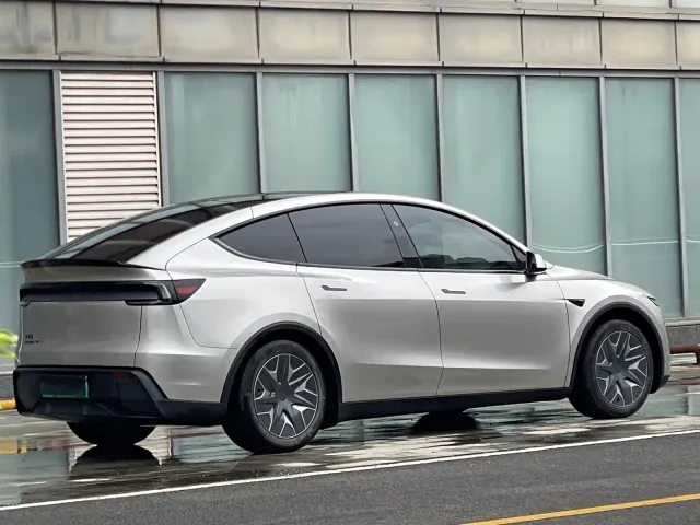 Tesla Model Y L — Фото автомобиля 4