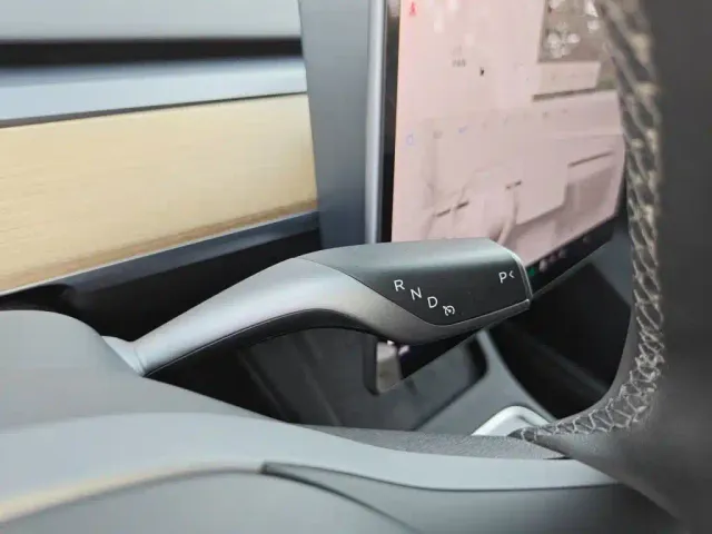 Tesla Model Y — Фото автомобиля 10