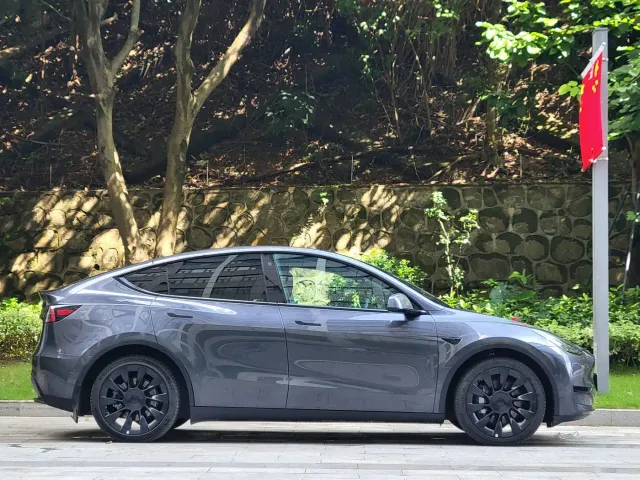 Tesla Model Y — Фото автомобиля 13