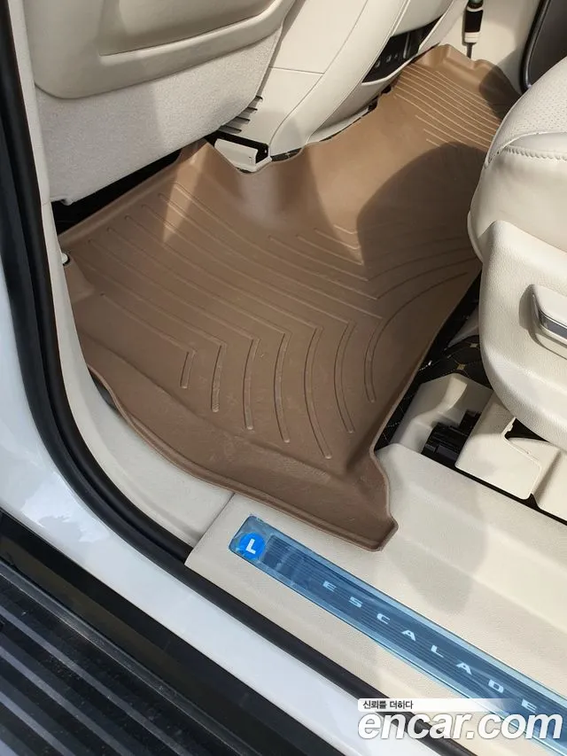 Cadillac Escalade 5th Gen — Фото автомобиля 16
