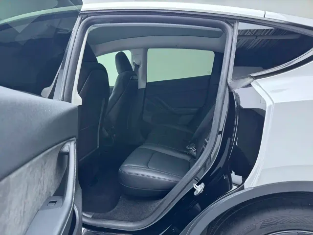 Tesla Model Y — Фото автомобиля 8