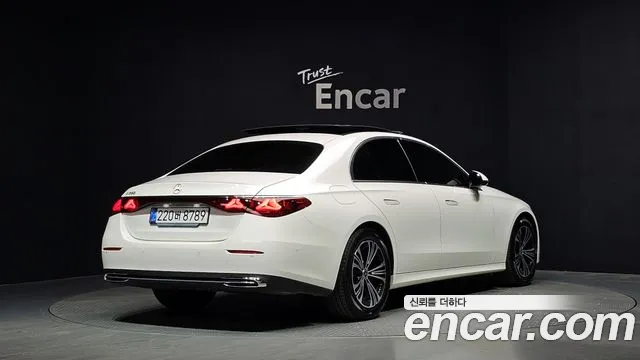 Mercedes-Benz E-Class — Фото автомобиля 2